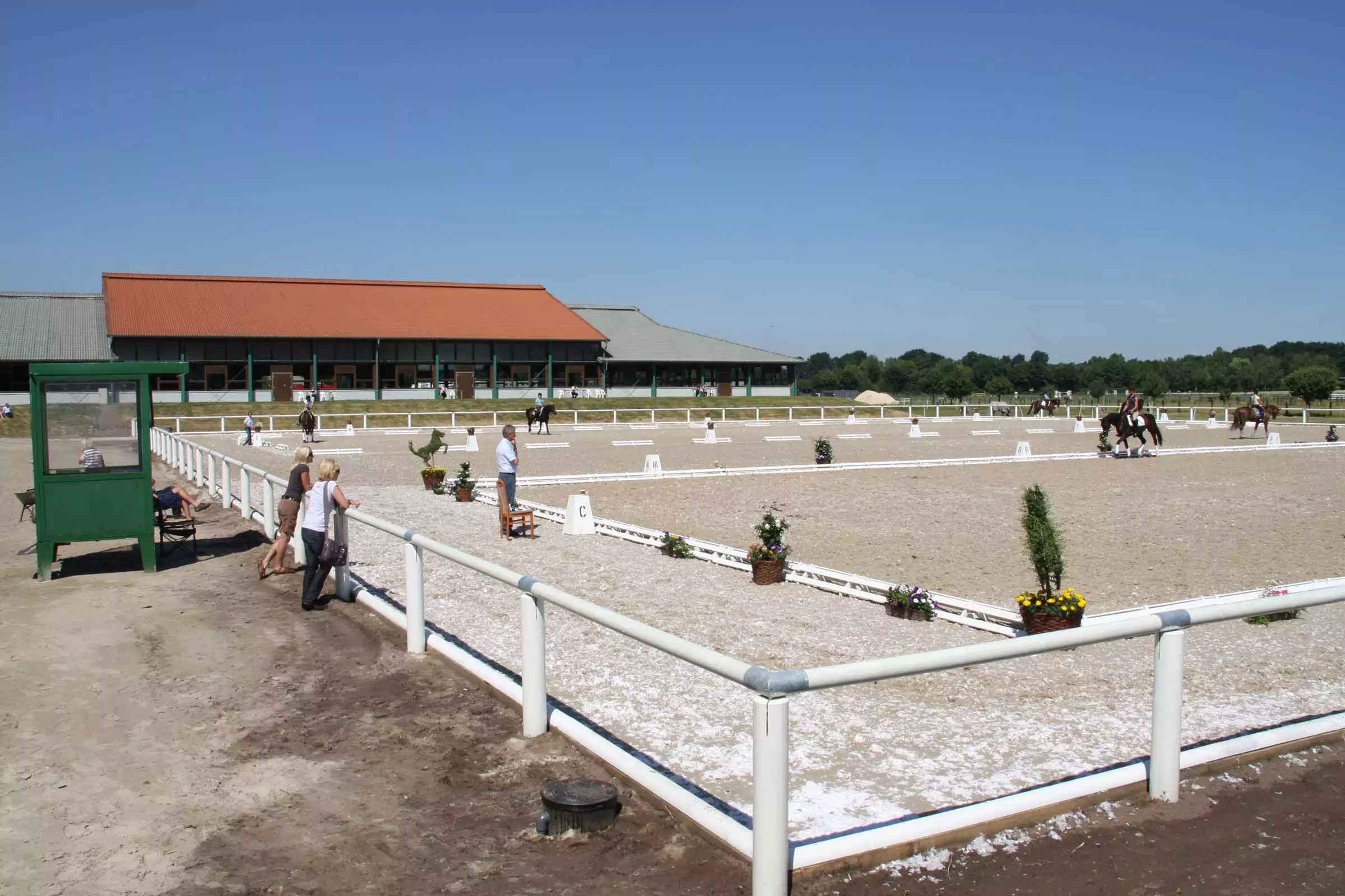 Ein Outdoor-Reitplatz mit einem EBBE & FLUTⓇ Reitboden