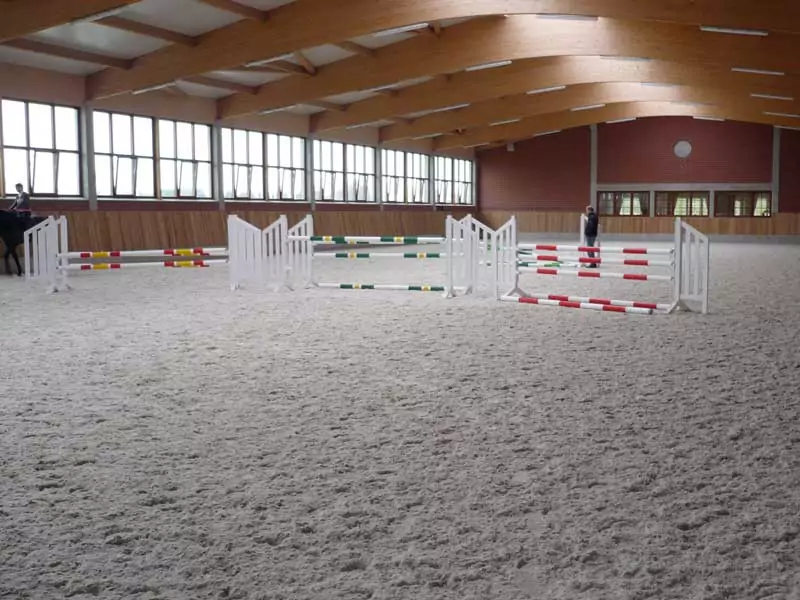 Eine Reithalle mit Reitboden